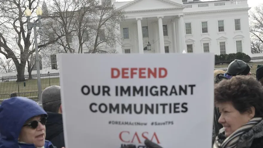 Activistas pro inmigración protestan frente a la Casa Blanca, en Washington.