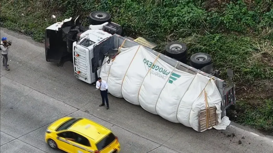 El camión quedó volcado en la vía