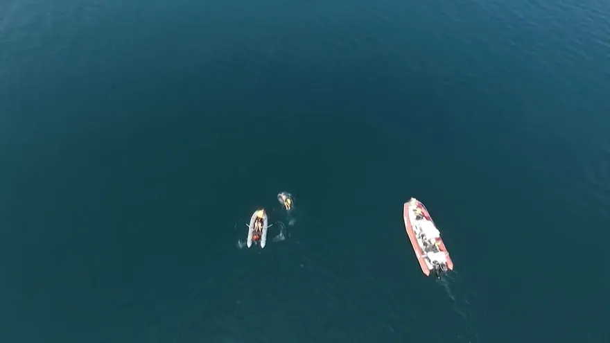 Nadadores cruzan lago siberiano para denunciar peligros ecológicos