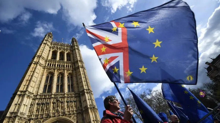 Un manifestante anti "brexit" participa en una protesta en el exterior del Parlamento en Londres (Reino Unido), este jueves.
