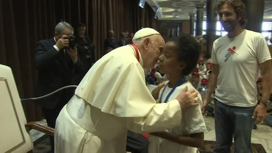 Papa se reúne con hijos de migrantes ahogados en el Mediterráneo