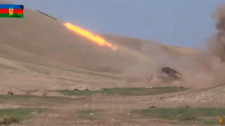 Azerbaiyán ataca con cohetes la capital de Nagorno Karabaj