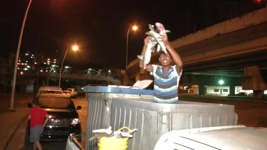 Pescadores protestan fuera del Mercado del Marisco