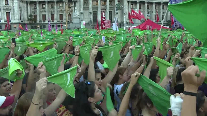 Cientos de argentinas en “pañuelazo” verde por aborto legal