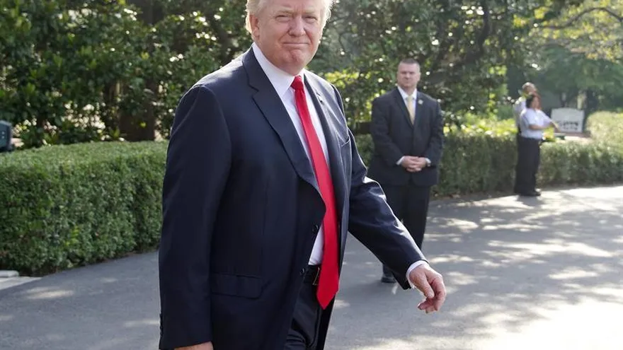 En la imagen un registro del presidente de Estados Unidos, Donald Trump, quien escribió en su cuenta de Twitter: "Mi Administración se solidariza con los ciudadanos valientes del condado de Orange que defienden sus derechos contra las políticas 'santuario', que son ilegales e inconstitucionales".