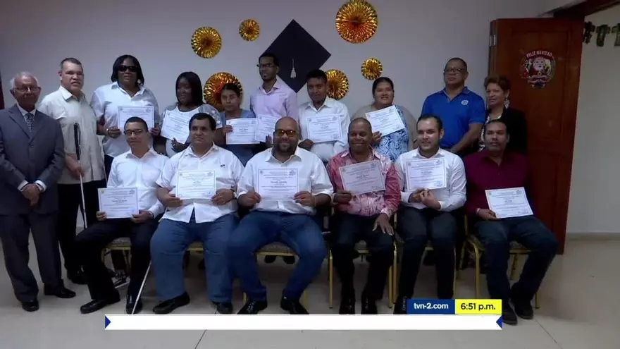 Personas con discapacidad visual culminan curso de informática