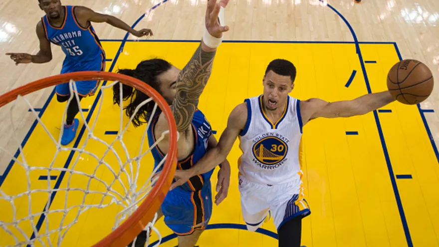 Stephen Curry se inspiró y Golden State igualó la serie