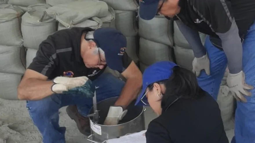 Personal de la Acodeco en el operativo de verificación en locales de venta de materiales de construcción