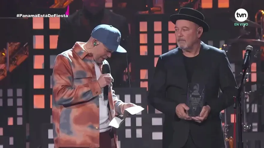 Residente se emociona al entregarle galardón a Rubén Blades