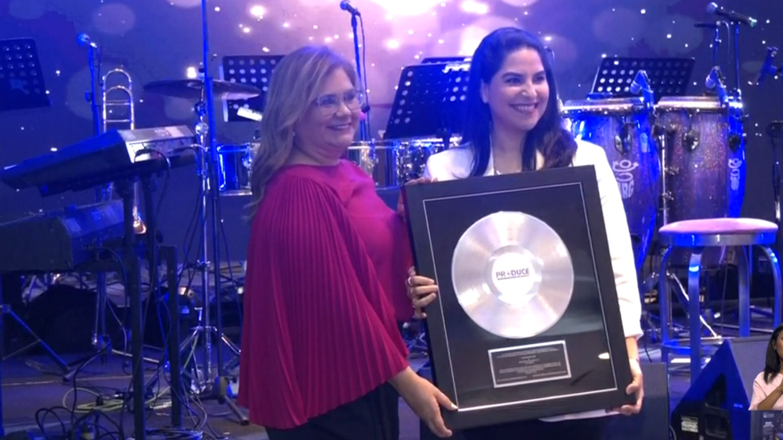 María Guadalupe Guillén recibió el reconocimiento en nombre de TVN Media.