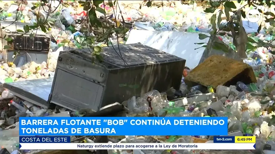 Barrera flotante ‘BOB’ continúa deteniendo toneladas de basura