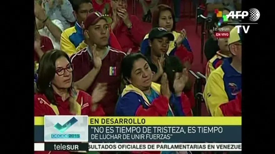 Maduro admite derrota y llama a renacimiento de la revolución