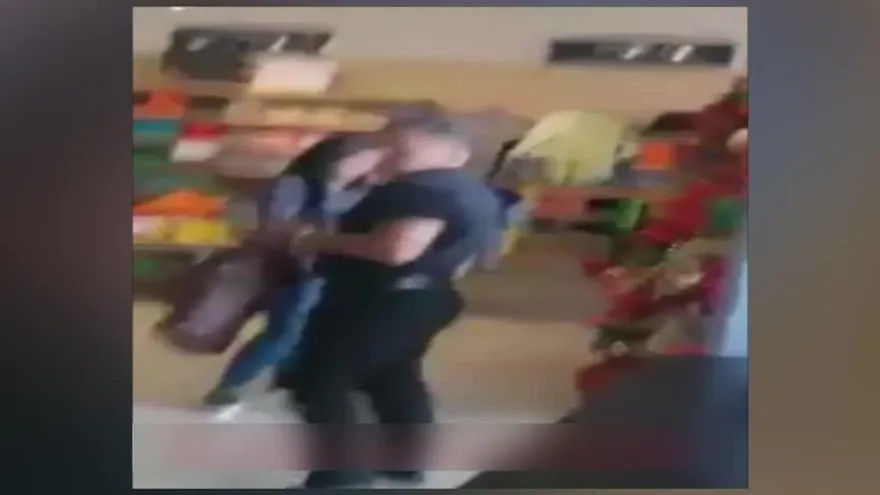 Cámaras de video captan a ladronas en local comercial