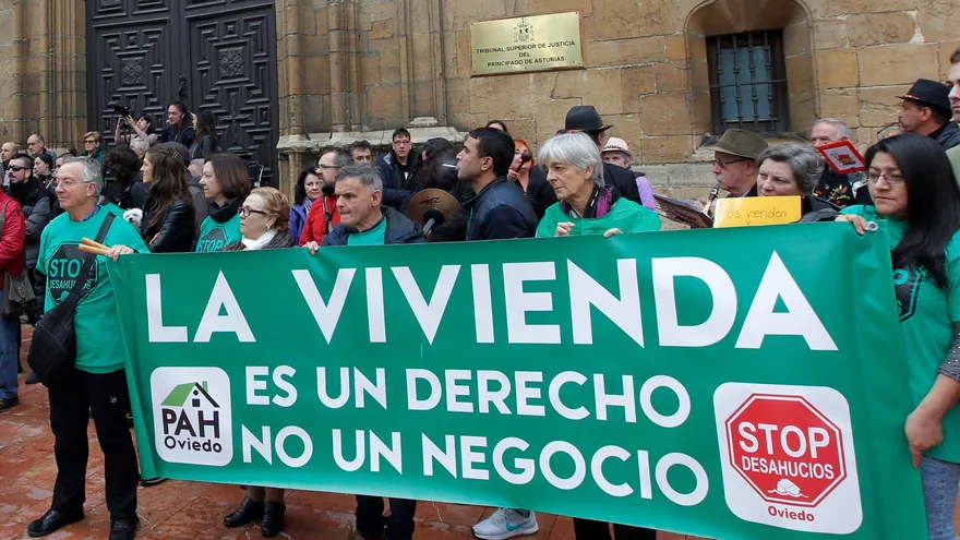 Cientos de personas se han concentrado hoy en Oviedo y Gijón para protestar contra el fallo del Tribunal Supremo (TS) que volvía a dejar en manos del cliente el pago del impuesto de Actos Jurídicos Documentados.