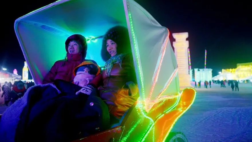Más de un millón de visitantes asisten al Festival de Hielo de Harbin, donde los edificios de  hielo  se bañan en luces etéreas.