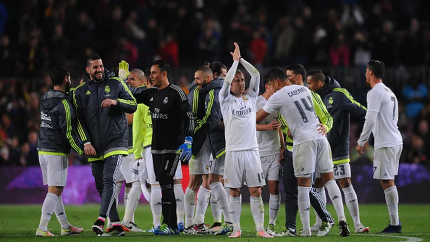 Jugadores del Real Madrid se felicitan tras vencer al Barcelona