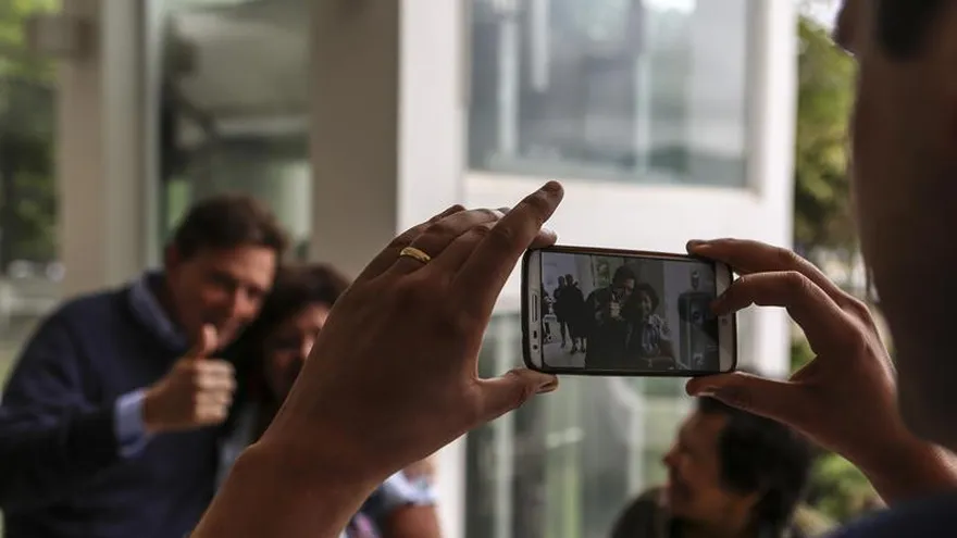 Candidato al ayuntamiento de Río de Janeiro, Marcelo Crivella (i), posa antes de votar hoy, domingo 2 de octubre