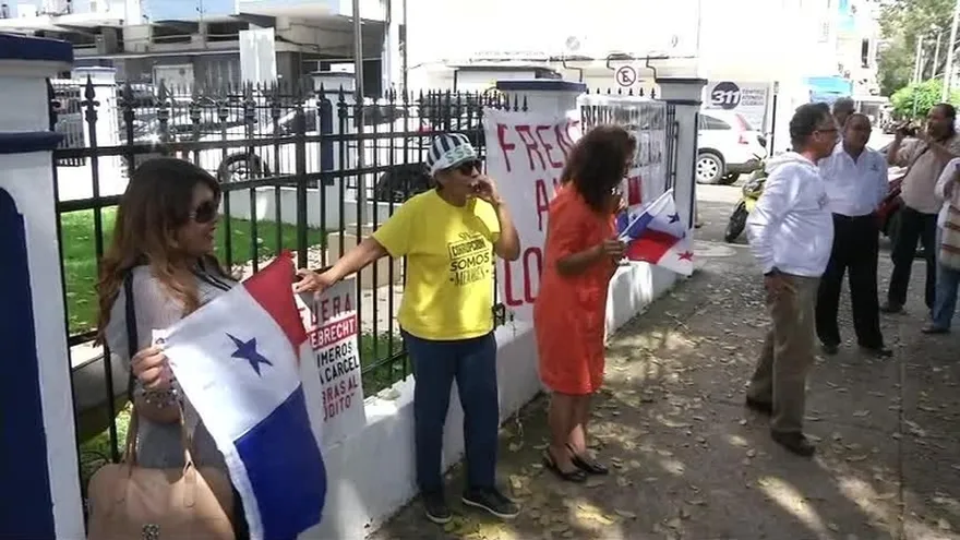 Miembros de la sociedad civil protestan en la Procuraduría