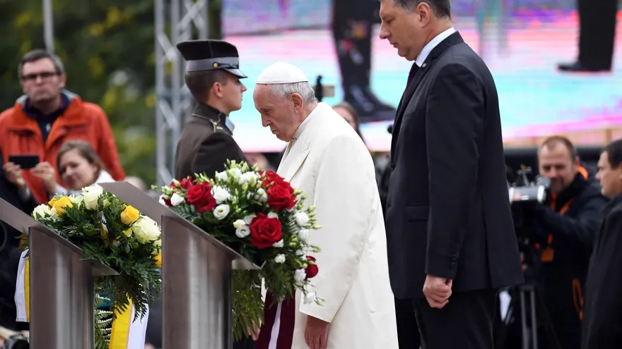 El papa Francisco, junto al presidente letón, Raimonds Vejonis