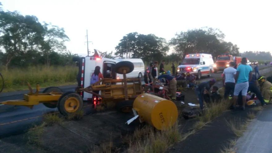 El vuelco dejó múltiples heridos.