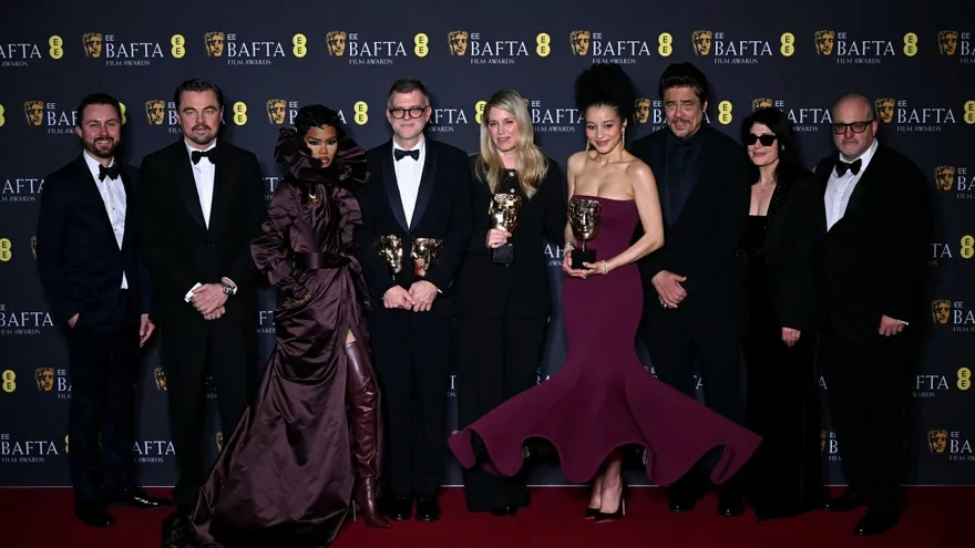 Elenco de la película "Una batalla tras otra" gana el Bafta a Mejor Película.