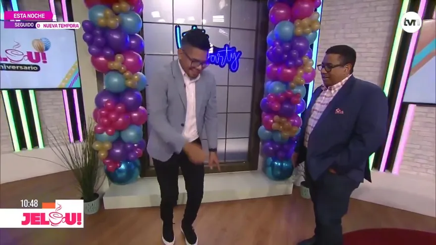 Eddy le da clases de baile a Jonathan