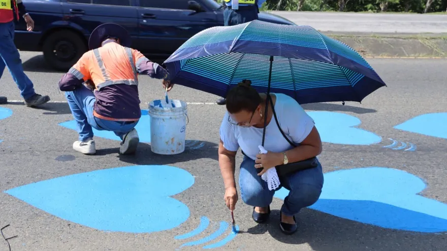 Blue hearts repainted in Pacora to remember victims of 2009 traffic tragedy