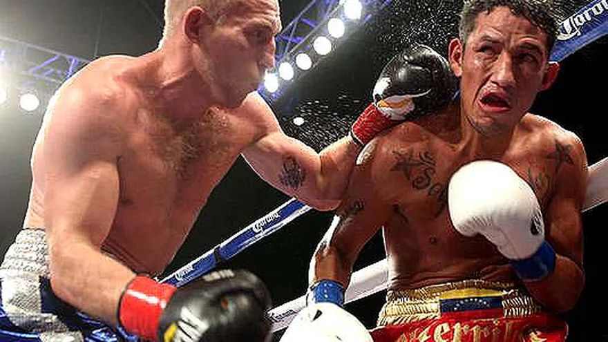 Dmitry Mikhaylenko (izq.) golpeó fuerte al venezolano Johan Pérez.
