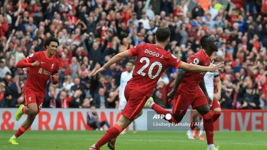 Liverpool vence al Burnley y es líder provisional de la Premier League