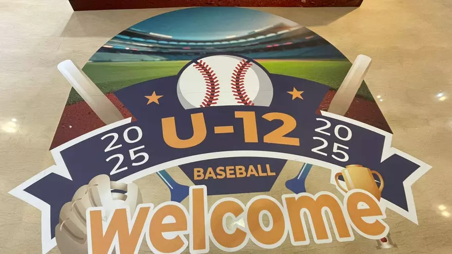 Afiche de bienvenida a las delegaciones participantes del Mundial de Béisbol U12