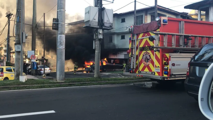 Los bomberos extinguieron el incendio del vehículo