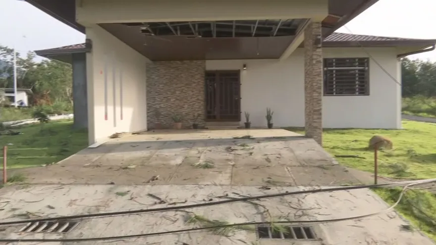 Ráfagas de vientos provocan desprendimientos de techo y caída de postes en Chiriquí