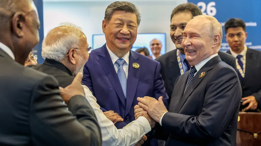 Esta fotografía, distribuida el 12 de septiembre de 2026 muestra al Primer Ministro de la India, Narendra Modi (2I), al Presidente de China, Xi Jinping (C), y al Presidente de Rusia, Vladimir Putin (D), compartiendo un momento distendido durante la 18.ª Cumbre de los BRICS en Nueva Delhi.