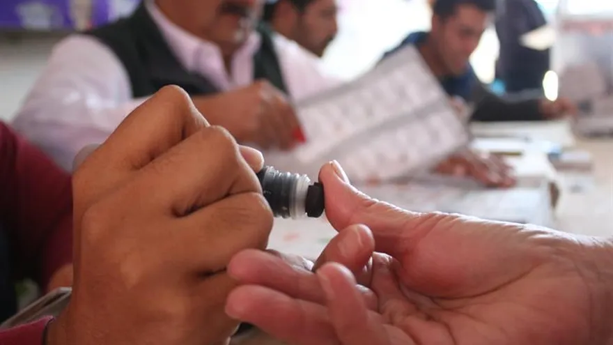 Una mujer acude a votar hoy, domingo 1 de julio de 2018, en Pachuca (México). Los 89 millones de mexicanos que están en el censo electoral elegirán con su voto a 3.400 cargos públicos, entre ellos el de presidente del país, 128 senadores, 500 diputados, ocho gobernadores y el jefe de Gobierno de la Ciudad de México.