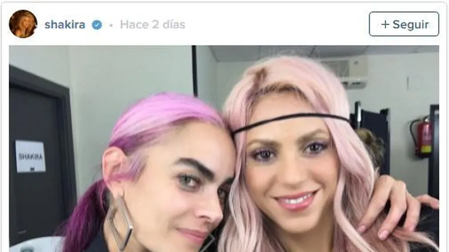 Shakira: Cambió de rubia a pelirosa