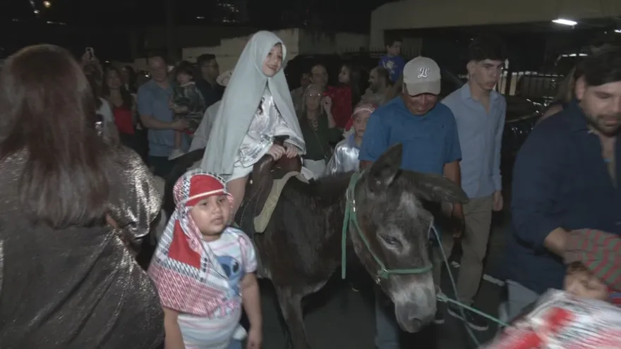 Niños disfrutan de las posadas navideñas
