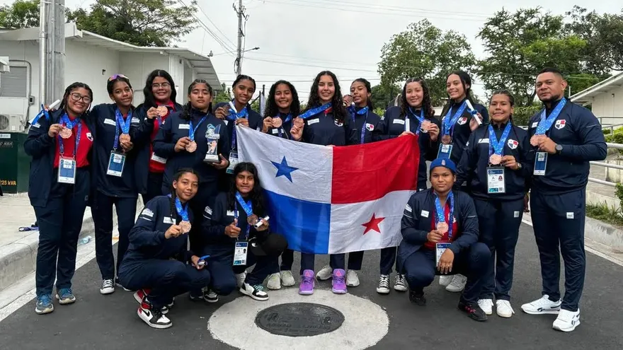 El equipo femenino de balonmano del Colego Mariano Prado Araúz con la medalla de bronce obtenida en los Juegos CODICADER 2024