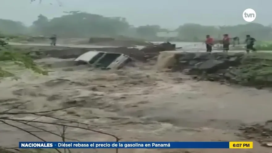 Crecida de río en Darién arrastra un vehículo