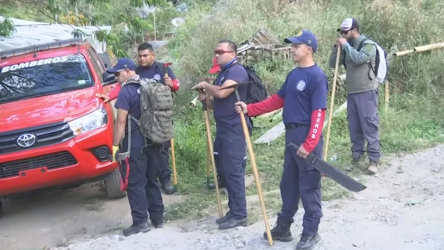 Abren torchas para evitar el avance del incendio en Cerro Punta