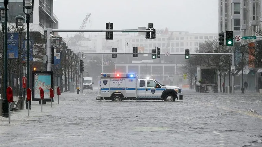 Un coche de policía corta el tráfico de la inundada Seaport Boulevard, durante una tormenta en el distrito Seaport de Boston, Massachusetts (Estados Unidos) hoy, 2 de marzo de 2018.