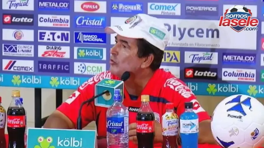 Jorge Luis Pinto DT de Costa Rica le dice payaso a periodista mexicano