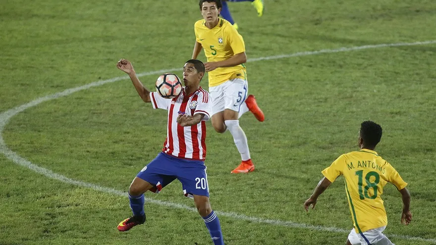 Acción del partido entre las selecciones Sub-17 de Brasil y Paraguay