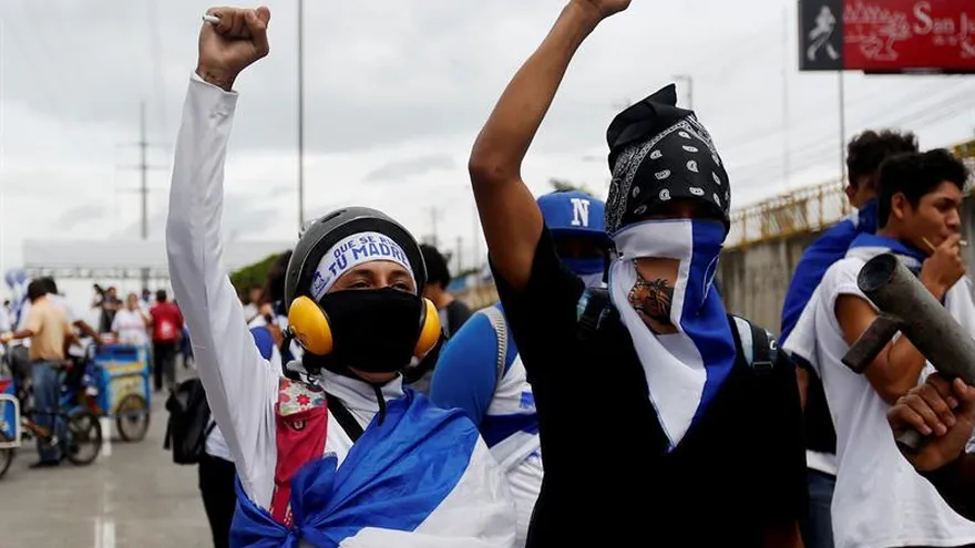 Manifestantes participan en un plantón para conmemorar los 100 días desde el inicio de la crisis sociopolítica que atraviesa Nicaragua, originada por la gestión del presidente, Daniel Ortega, el 26 de julio de 2018, en Managua (Nicaragua).