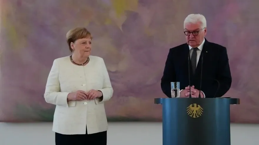 Merkel vuelve a sufrir un visible temblor en un acto