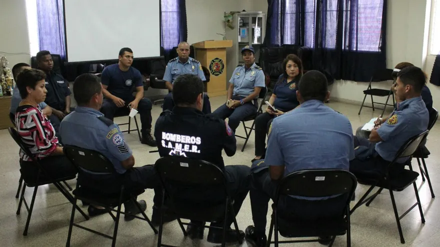 Psicólogos de emergencias atienden a los bomberos que participaron en accidente del bus en Antón