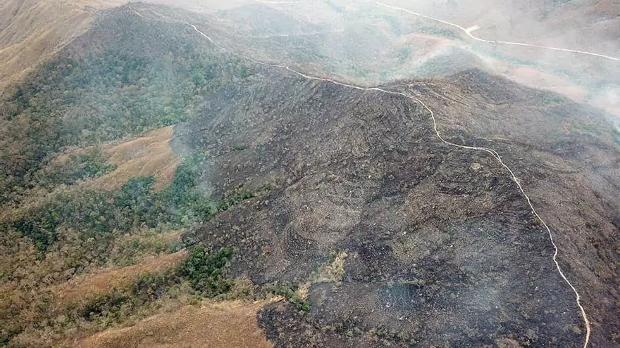 Foto cedida de este viernes por los bomberos del estado de Mato Grosso, que muestra el incendio en la Chapada dos Guimarães, en el estado de Mato Grosso (Brasil).