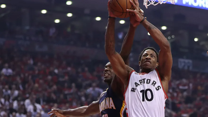 DeMar DeRozan (10) impulsó el ataque de los Raptors
