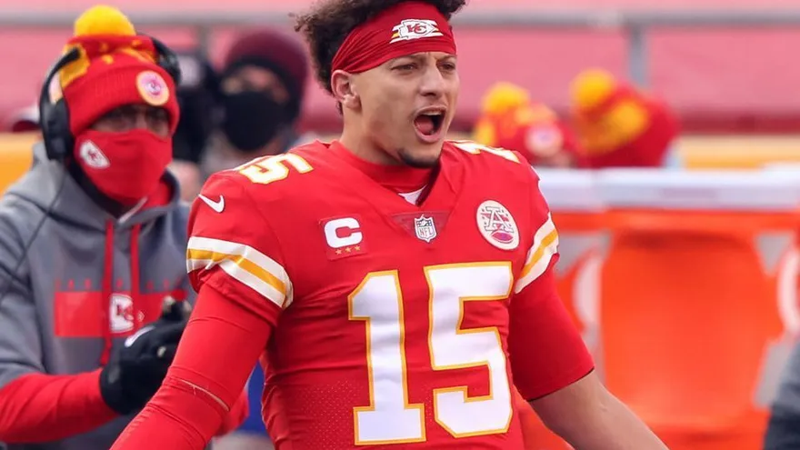 Mahomes sigue en protocolo de conmoción pero está recuperándose