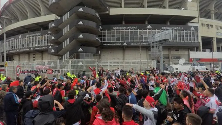 Hinchas de River desafían a la lluvia antes de suspenderse el Superclásico