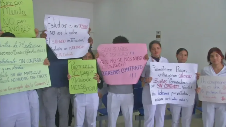 Estudiantes protestan por falta de pago de becas del Ifarhu